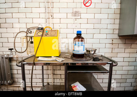Pompe à vide et de formaldéhyde dans une morgue Banque D'Images