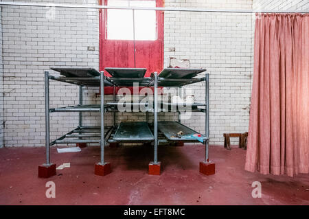 Des tables dans une morgue pour stocker les organes. Banque D'Images