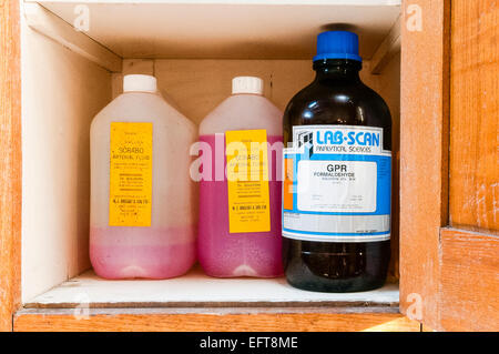 Fluide artériel et de formaldéhyde dans un placard dans une morgue Banque D'Images
