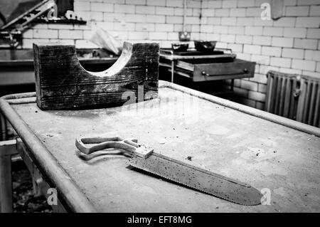 Vu du Mortician et neck brace en bois sur une table de préparation. Banque D'Images