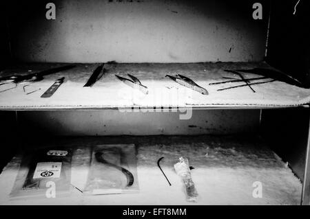 Pinces, aiguilles et scalpels dans une armoire dans une morgue. Banque D'Images