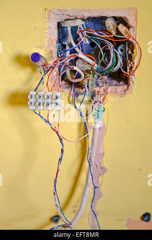 Câblage compliqué dans une boîte de jonction. Banque D'Images