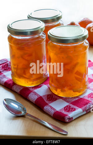 Des pots de confiture de clémentines et oranges de Séville. Banque D'Images