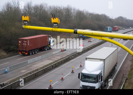 Les radars sur un portique donnant sur l''autoroute M54, près de Telford dans le Shropshire, Angleterre Banque D'Images