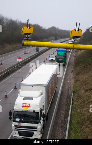 Les radars sur un portique donnant sur l''autoroute M54, près de Telford dans le Shropshire, Angleterre Banque D'Images