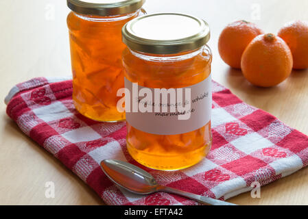 Des pots de marmelade d'orange de Séville et de whisky. Banque D'Images