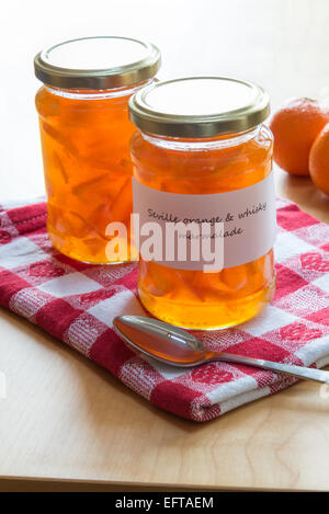 Des pots de marmelade d'orange de Séville et de whisky. Banque D'Images