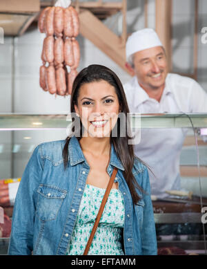 Beautiful woman smiling at butchery Banque D'Images