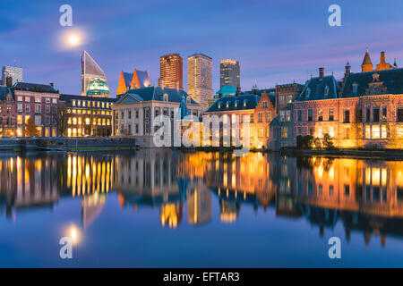 Un paysage urbain de La Haye aux Pays-Bas avec le célèbre Mauritshuis, le Hofvijver et le parlement néerlandais Banque D'Images