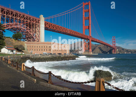 Surfez SEAWALL FORT POINT GOLDEN GATE BRIDGE (©Joseph Strauss 1937) SAN FRANCISCO CALIFORNIA USA Banque D'Images