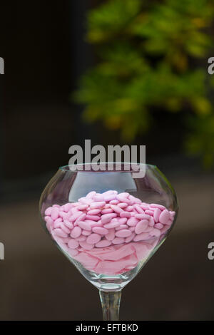 Couleur rose en sucre d'amandes dans un bol transparent Banque D'Images