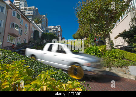 Le trafic automobile floue de Lombard Street Quartier de RUSSIAN HILL SAN FRANCISCO CALIFORNIA USA Banque D'Images