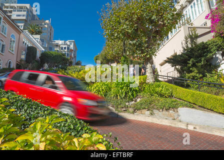 Le trafic automobile floue de Lombard Street Quartier de RUSSIAN HILL SAN FRANCISCO CALIFORNIA USA Banque D'Images