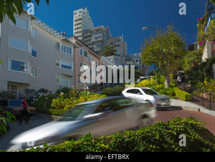 Le trafic automobile floue de Lombard Street Quartier de RUSSIAN HILL SAN FRANCISCO CALIFORNIA USA Banque D'Images