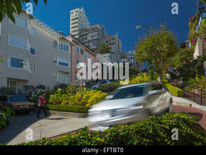 Le trafic automobile floue de Lombard Street Quartier de RUSSIAN HILL SAN FRANCISCO CALIFORNIA USA Banque D'Images