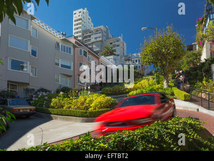 Le trafic automobile floue de Lombard Street Quartier de RUSSIAN HILL SAN FRANCISCO CALIFORNIA USA Banque D'Images