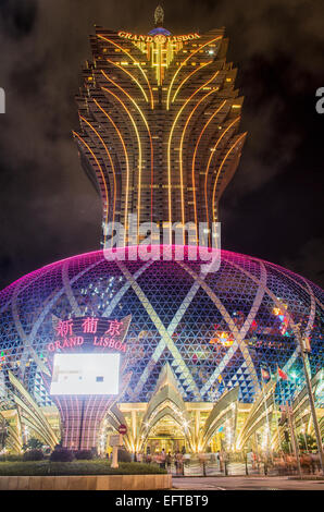 Image lumineuse unique et coloré de la façade du Grand Lisboa Hotel et Casino à Macao de nuit Banque D'Images