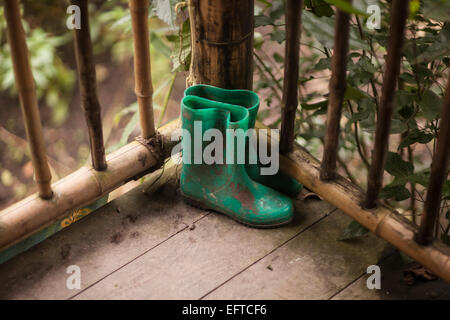 Une paire de bottes welly pour enfants. Banque D'Images