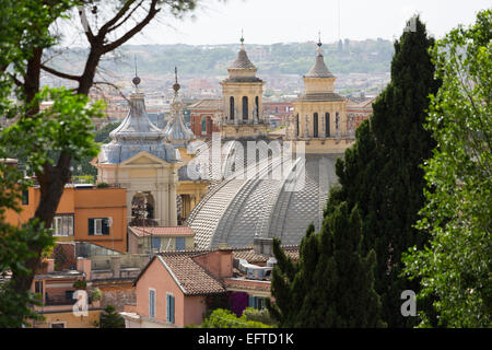 Les deux églises et les toits de Rome vu du parc du pincio à Rome, Italie Banque D'Images