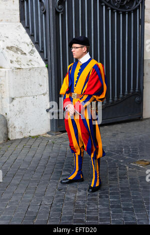 Service de garde Garde suisse sur l'extérieur de la Basilique Saint-Pierre, Vatican, Rome, Italie. Banque D'Images