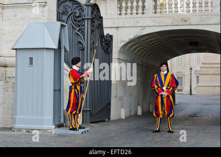 Service de garde les gardes suisses sur l'extérieur de la Basilique Saint-Pierre, Vatican, Rome, Italie. Banque D'Images