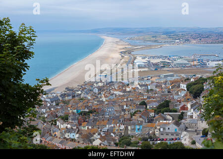 Vue depuis le sommet de Portland dirigez-vous vers le bas sur dense Logement urbain de style ancien et vers l'ouest le long de Chesil Beach Banque D'Images