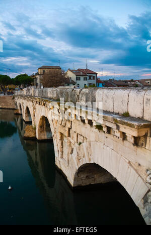 Ponte di Tiberio, pont de Tibère, la traversée du canal Maracchia, Rimini, Italie Banque D'Images