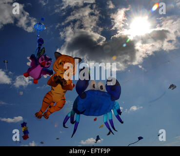 Cerfs-volants de toutes formes et tailles en survolant le front de mer de Southsea, Hants lors de l'assemblée annuelle du cerf-volant. Pic Mike Walker, Mike Wal Banque D'Images