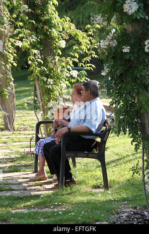 Couple de personnes âgées assis dans le parc (Parc de Cervantes CERVANTES), Barcelone, Catalogne, Espagne Banque D'Images