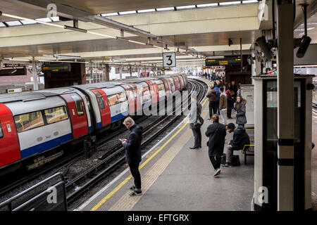 La station de métro Finchley Road à Londres un dimanche Banque D'Images