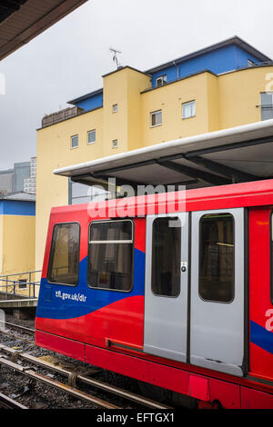 Colourfull réglage à la Westferry station sur l'London Dockland Light Railway Transport, le DLR Banque D'Images