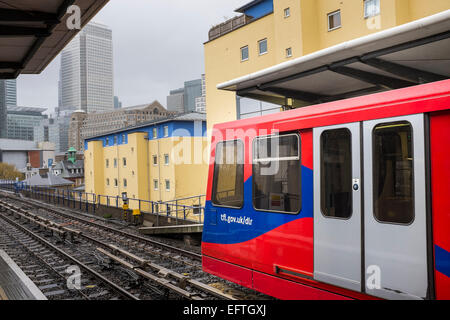 Colourfull réglage à la Westferry station sur l'London Dockland Light Railway Transport, le DLR Banque D'Images