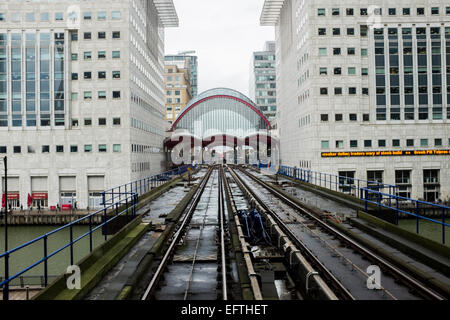 Approche de la station Canary Wharf sur le Docklands Light Railway, le DLR, sans conducteur de train Banque D'Images