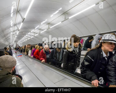 Les navetteurs sur les escaliers mécaniques dans le métro de Londres Banque D'Images