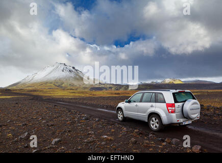 Voyager avec un quatre roues motrices sur la route de Fjallabak près du Mont Maelifell, Islande Banque D'Images