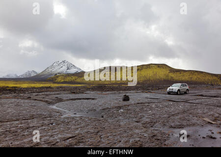 Voyager avec un quatre roues motrices sur la route de Fjallabak près du Mont Maelifell, Islande Banque D'Images