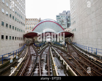 Approche de la station Canary Wharf sur le Docklands Light Railway, le DLR, sans conducteur de train Banque D'Images