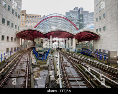 Approche de la station Canary Wharf sur le Docklands Light Railway, le DLR, sans conducteur de train Banque D'Images