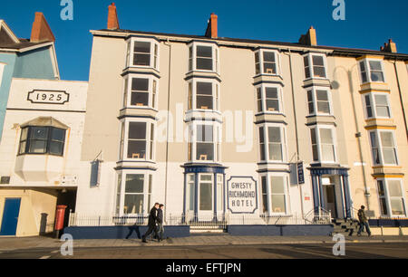 Maisons en terrasse le long de Victoria,terrasse avec vue sur la plage et la baie de Cardigan au coucher du soleil, Aberystwyth, Ceredigion, pays de Galles, Pays de Galles. Banque D'Images