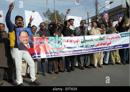 Karachi, Pakistan. 10 Février, 2015. Muttahida Qaumi Movement de militants (MQM) chanter des slogans contre Tehreek-e-Insaf Chef, Imran Khan lors de manifestation de protestation pour exprimer sa solidarité avec leur chef Altaf Hussain, Multan au press club le mardi 10 février 2015. Credit : Asianet-Pakistan/Alamy Live News Banque D'Images