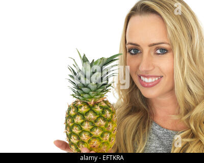 Jeune femme tenant un ananas frais mûrs Banque D'Images