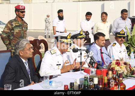 Karachi, Pakistan. 10 Février, 2015. Athar amiral Mukhtar, Agence de sécurité maritime du Pakistan UNION EUROPÉENNE (AMPN) donne aux médias d'information sur les personnes qui ont saisi de l'alcool récupéré d'un bateau au cours de l'arrestation de passeurs en mer d'Oman, au Siège de l'AMPN à Karachi le mardi 10 février 2015. Credit : Asianet-Pakistan/Alamy Live News Banque D'Images