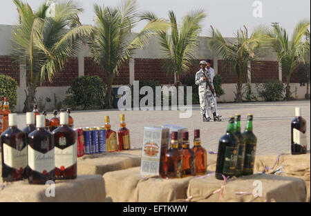 Karachi, Pakistan. 10 Février, 2015. Saisi de l'alcool qui a récupéré à partir d'un bateau au cours de l'arrestation de passeurs d'être exposant à des personnes au cours d'une conférence de presse tenue au Siège de l'AMPN à Karachi le mardi 10 février 2015. Credit : Asianet-Pakistan/Alamy Live News Banque D'Images