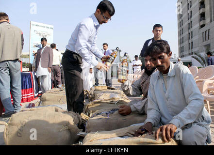 Karachi, Pakistan. 10 Février, 2015. Saisi de l'alcool qui a récupéré à partir d'un bateau au cours de l'arrestation de passeurs d'être exposant à des personnes au cours d'une conférence de presse tenue au Siège de l'AMPN à Karachi le mardi 10 février 2015. Credit : Asianet-Pakistan/Alamy Live News Banque D'Images