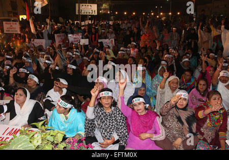 Karachi, Pakistan. 10 Février, 2015. Les militants du MQM protestent contre l'état de l'Tehreek-e-Insaf Chef, Imran Khan et montrant leur dévotion à leur chef Altaf Hussain, au cours de la démonstration s'est tenue à Shahrah-e-Quaideen à Karachi le mardi 10 février 2015. News Crédit : Asianet-Pakistan/Alamy Live News Banque D'Images