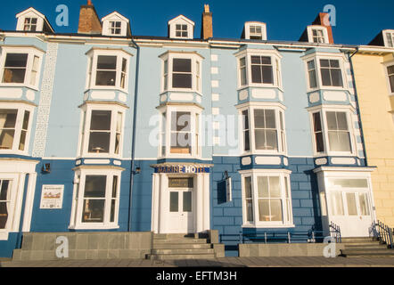 Maisons en terrasse le long de Victoria,terrasse avec vue sur la plage et la baie de Cardigan au coucher du soleil, Aberystwyth, Ceredigion, pays de Galles, Pays de Galles. Banque D'Images