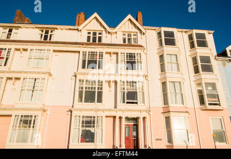 Maisons en terrasse le long de Victoria,terrasse avec vue sur la plage et la baie de Cardigan au coucher du soleil, Aberystwyth, Ceredigion, pays de Galles, Pays de Galles. Banque D'Images