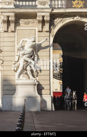 Buggy à travers la Michaelertor porte à la Hofburg, palais impérial de Vienne. L'Autriche Banque D'Images