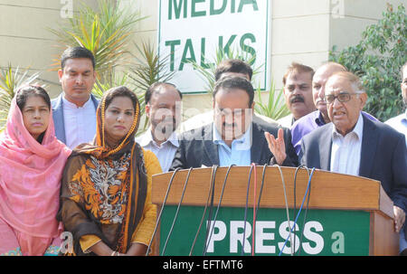 Karachi, Pakistan. 10 Février, 2015. Membre de l'Assemblée du Sindh MQM, Khuwaja Jitsehar s'adressant à des personnes des médias lors d'une conférence de presse tenue à l'extérieur de la salle de réunion, à Karachi, le Mardi, Février 10, 2015. Mardi, le MQM a soumis une résolution contre Imran Khan au Secrétariat de l'Assemblée du Sindh. Credit : Asianet-Pakistan/Alamy Live News Banque D'Images