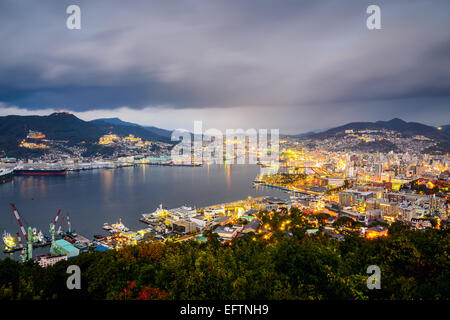 Nagasaki, Japon sur les toits de la ville à la baie. Banque D'Images